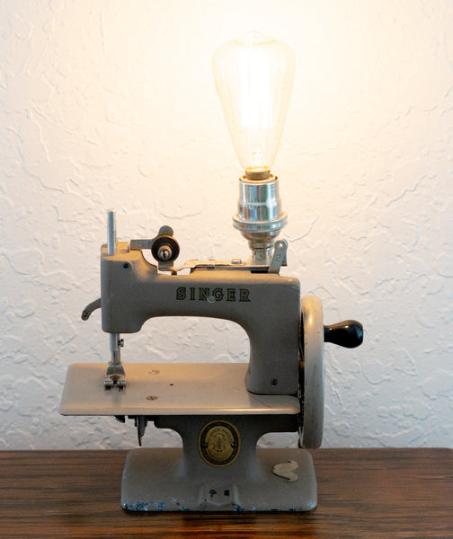 Bartholomews Brilliant Boxes - Mini Singer Sewing Machine Lamp Light